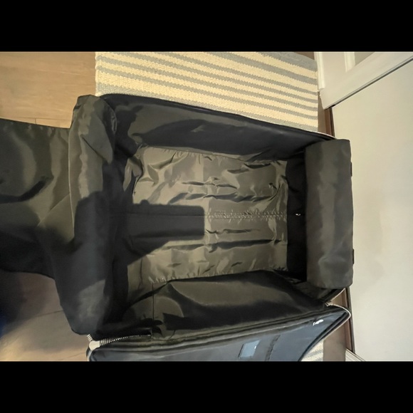 This is a Louis Vuitton travel bag black. - Picture 9 of 16